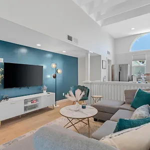 https://vibrant-centrally-located-home-sleeps-7.hotelsofphoenix.com